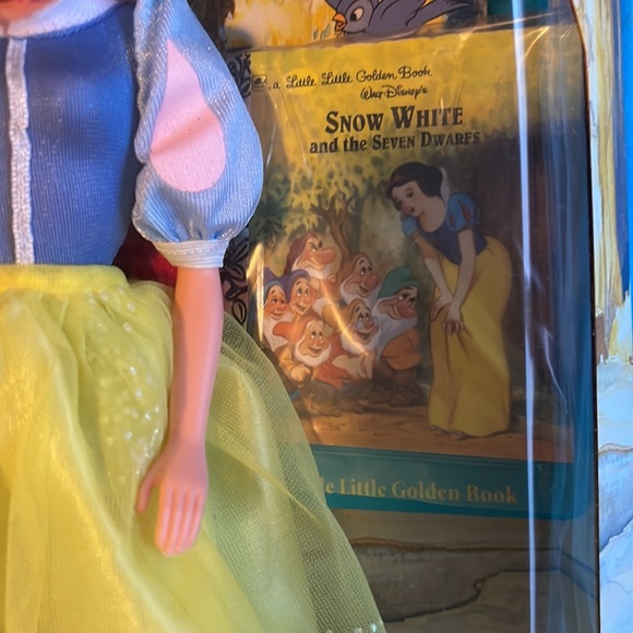 VINTAGE DISNEY SNOW WHITE & THE SEVEN DWARFS 1992 DOLL IN MINT CONDITION - Picture 3 of 7